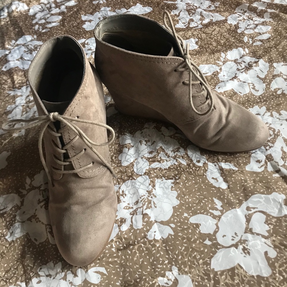 Arizona Lacie Truffle Wedge Booties Size 10